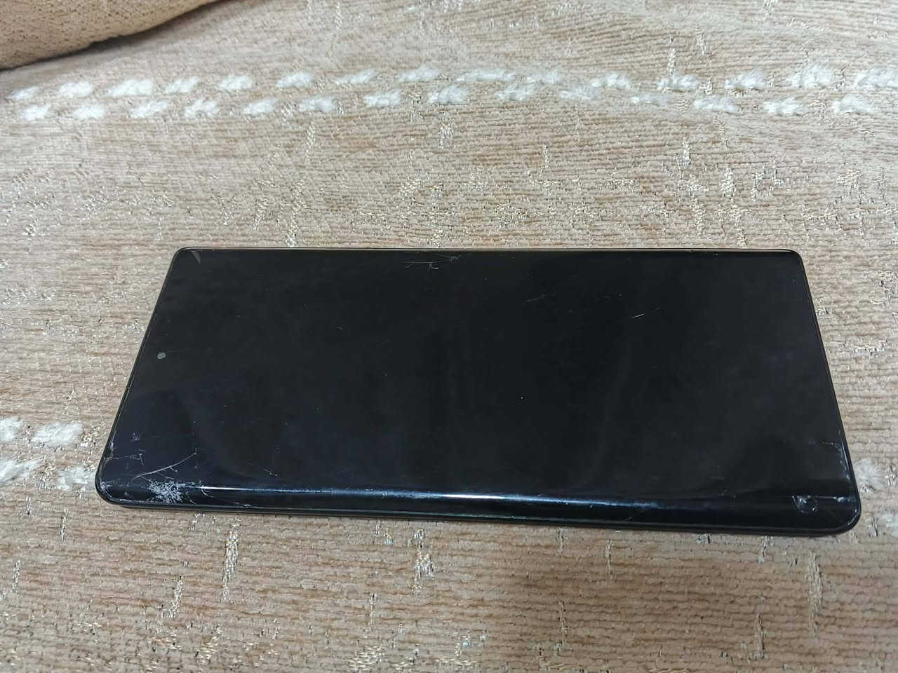 سلام عليكم هونر للبيع مكسوره شاشته مفطوره بس تشتغل مثل ما موضح بالصور سعره 100 بي  بسيط مكاني بغداد شارع حيفا شراي راسلني واتس اب ***********
