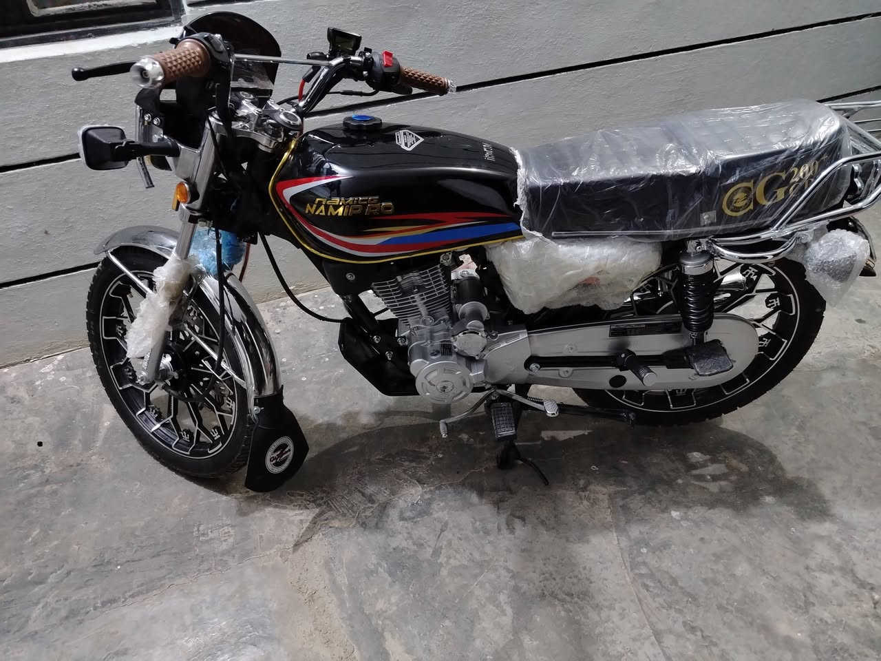 السلام عليكم ماطور للبيع نامي برو هونزده موديل 26 محرك 200 بعده زيرو ماماشي هواي ورقه وحده مايترقم مكان ديالى سد حمرين *********** السعر 950
