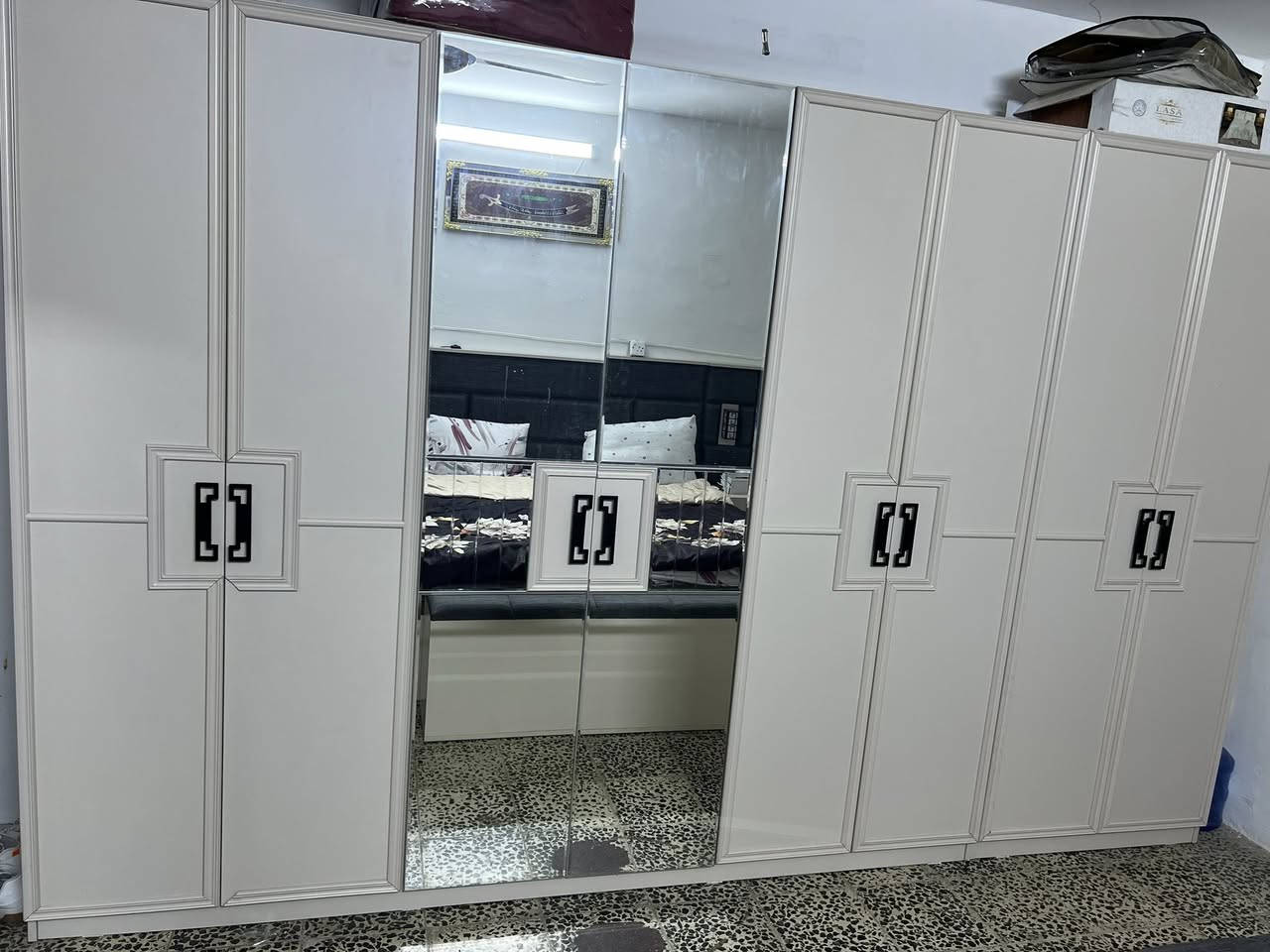 السلام عليكم عندي غرفه مال نوم تركيه جديده مامستعمله فقط اشتريتها وشديتها ابد ماستعملتها ام ال10قطع أبيع مع الدوشك السعر 850 امانت الله أخذته قبل أسبوعين بل 3 ملاين وربع مكاني بغداد الوشاش رقمي ***********
