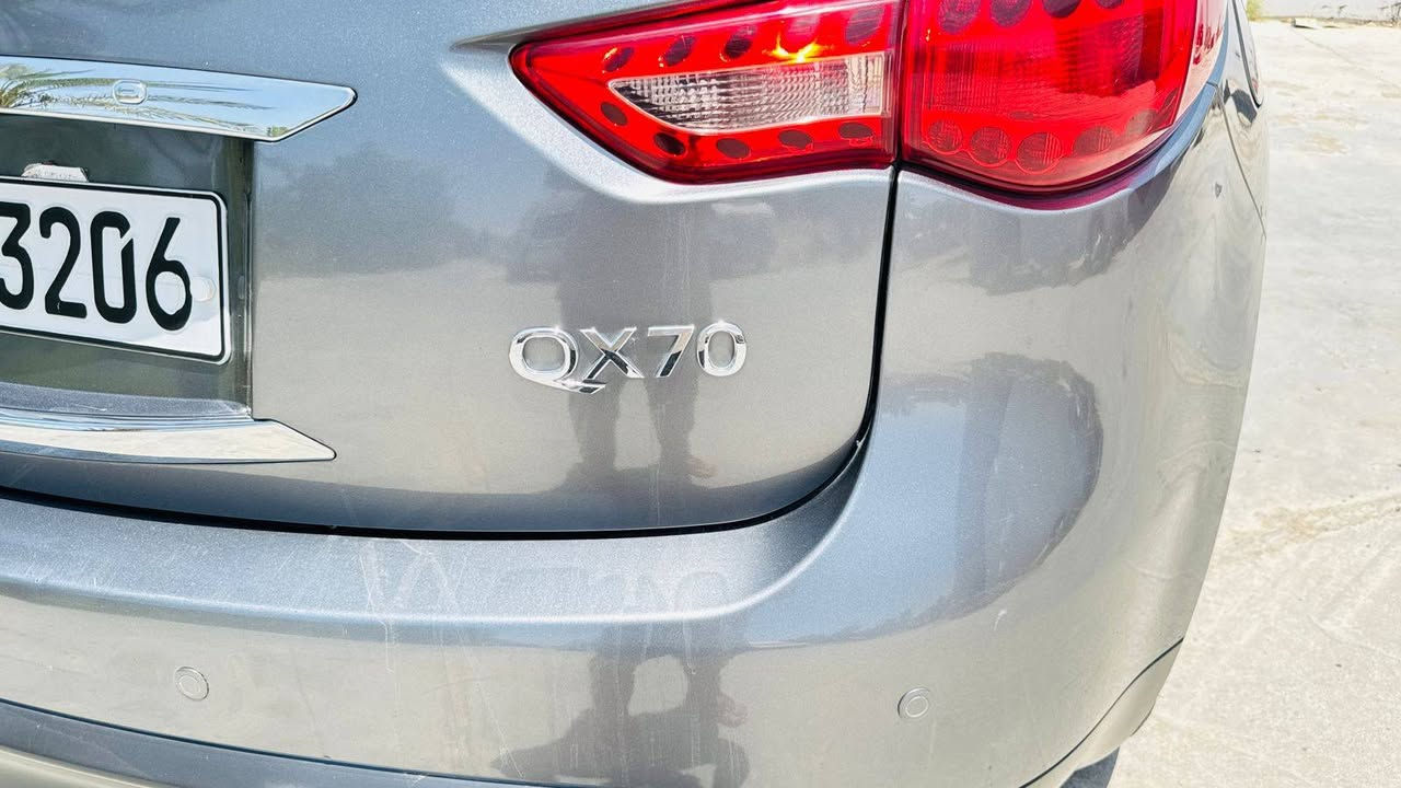 السلام عليكم
انفنتي QX70.موديل 2019 اصل سياره  فول مواصفات للخير 6 سلندر  
نضافه مثل ما تشوف بعينك مكفوله كفاله عامه من كلشي مكينه كير كشر حداديه سعرها 210 وبيها مجال مكاني بغداد الزعفرانيه 
***********
