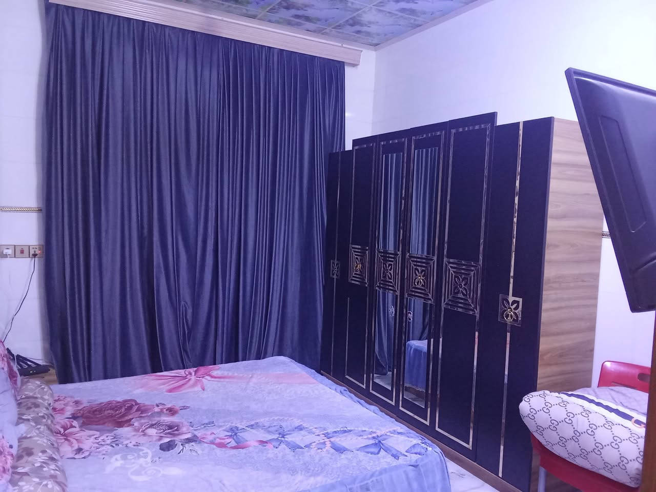 سلام عليكم لدينا بيت وحديقه مساحه 400متر البيت يحتوي 3غرف نوم صاله  داخليه و خارجيه استقبال الاستفسار ***********
