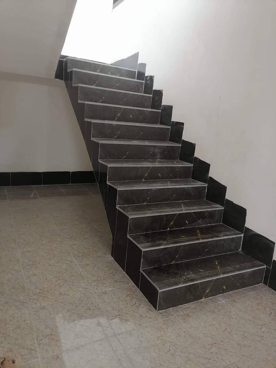 اسطه كاشي متفرغ حالين شغل هندسي شرط ***********
