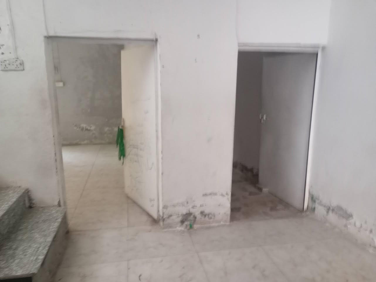 الإيجار مشتمل حي الحكيم   مساحته ١٠٠ غرفتين نوم وهول  مطبخ استقبال بشارع اسواق البركه ويبعد عني الشارع ٣٥٠ متر الاتصال واتساب ***********
