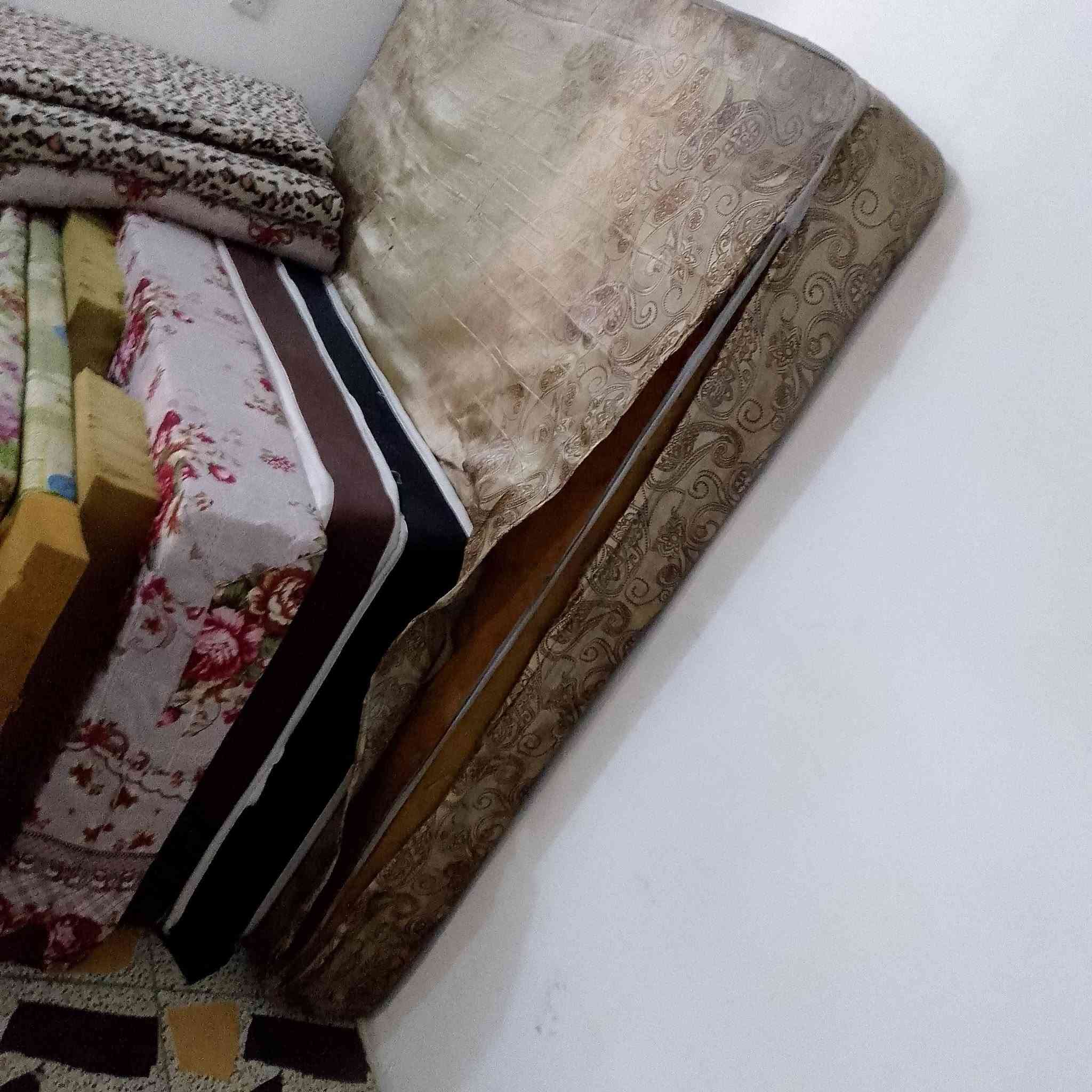 مواد منزليه للبيع دواشك إسفنج ضغط عالي جدد ومستعمله سعرالدوشك الجبيرنفرين  40والوالصغير نفر واحد ب10جددمكاني زعفرانيه***********
