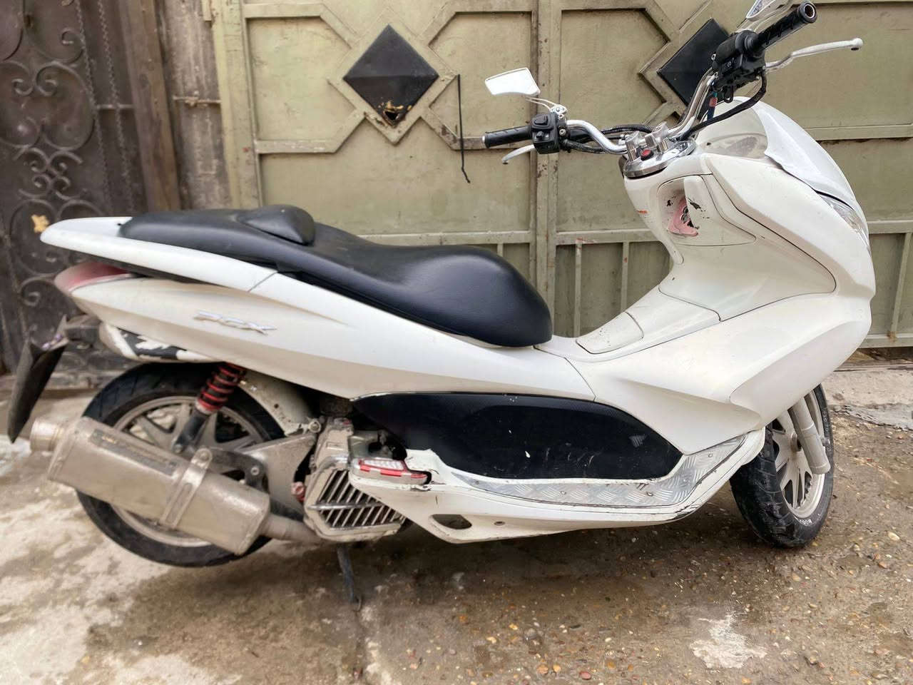 السلام عليكم دراجه بي سي اكس الجيل الأول  150 الدراجه محركها خير من الله شلته و معدل كهربائيات كلها شغاله نكره سلف بيها تزويد ويلكب فج و صينيه و تطواله و قطره دهن و شيال وبعد بيها دبلات وهواي شغلات الدراجه خير من الله السعر 1500 وبيها مجال المكان الغزاليه شارع المركز الرقم ***********
