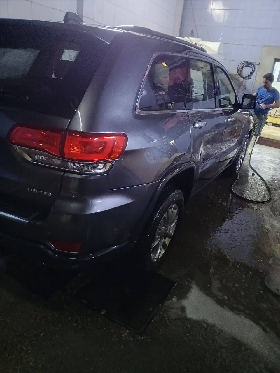 السلام عليكم اخوان للبيع جيب موديل 2017 رقم بغداد الدولي بسمي شرط تحويل رقم وسنويه وهزه كله جديد سياره محرك 6 سلندر كير مكينه داخل ميكانيك كله جديد ونضيف ماشيه 68 الف حقيقي السياره بيها مكانات صبغ وبيعلك عام السعر مناسب لشراي للاتصال بل رقم *********** مكان السياره بغداد بغداد, العراق
