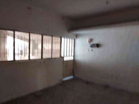 دار للبيع مساحه ١٨٠ متر الواجهة ٩ والنزال ٢٠ في حي الاعلام خلف شارع الخفاجي مباشرة بسعر مناسب جدا قياسا بمواصفاته ٢٩٥ مليون و بي مجال بسيط....إمكانية بيع ١٠٠ متر او ٨٠ متر حسب الرغبة.... شارع مرتب و هاديء جدا و موقع مميز قرب سوق الاعلام و المدرسة الصينية الحديثه و شارع البداله و تقاطع درويش.....بناء قديم يحتوي على استقبال ومطبخ وغرف عدد ٣ وصحيات عدد ٣ وحولي و درج خارجي بحيث معزول الطابق الأول عن الثاني...علما انه سابقا كان مؤجر لعائلتين كونه يتضمن  وحدتين سكنية و البيت فارغ حاليا.....للاستفسار *********** او ***********
