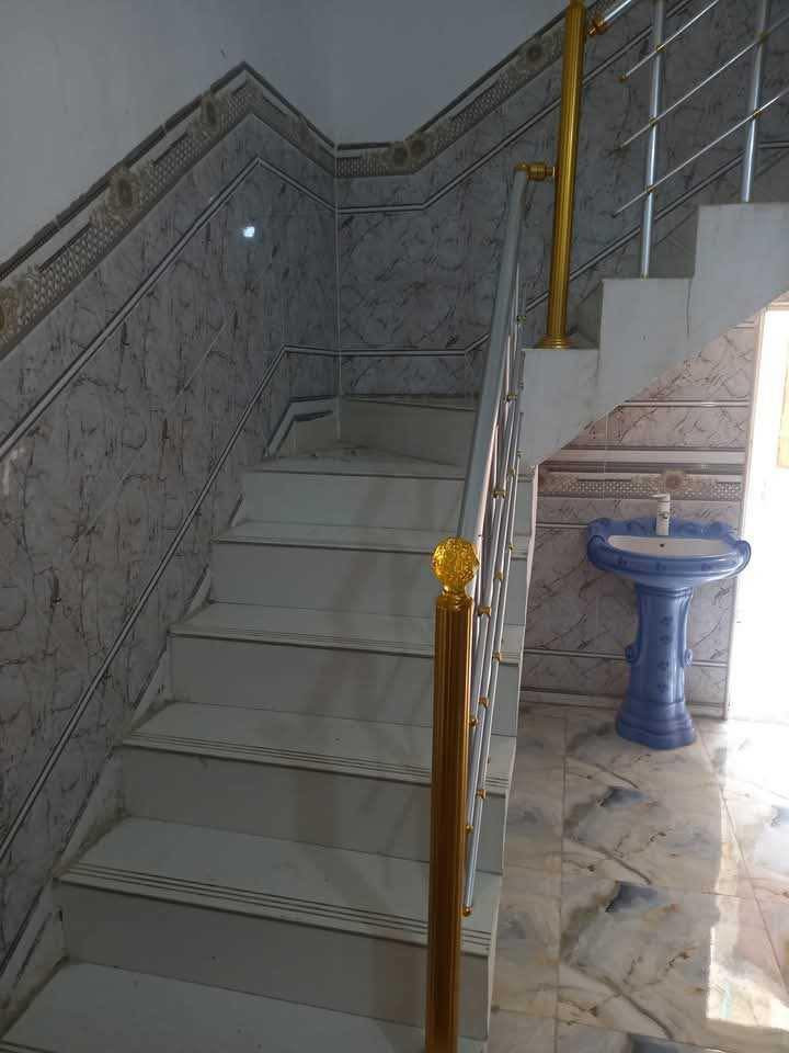 دار 🏡 للبيع طابو صرف  مجمع البوابه  مقابيل الشراكيه 

المساحه (230) متر طابقين 

 اربع غرف وصالتين ومطبخ وبرانيي وحماامات داخلي وخارجي 

 مطلوب ٨٨ الشهر (480) 

بيد البائع (50) 

للاستفسار الاتصال ع الرقم (***********)
