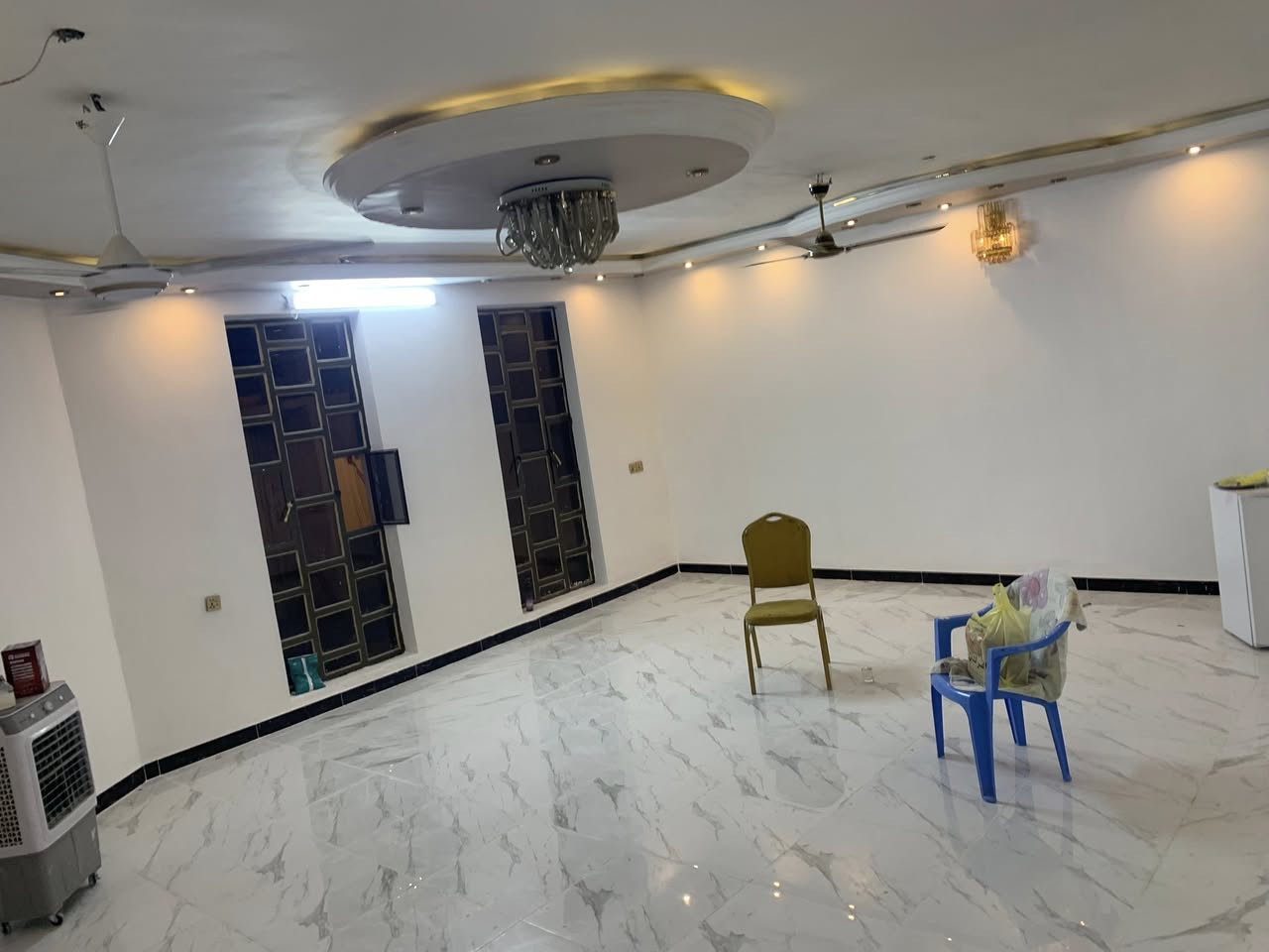 سلام عليكم الدار البيع منطقه شهداء العبيدي عشارع العام مقابيل منتزه بص نشائيت المرتضى بيت طابقين مساحه 250متر كراج وحديقه وستقبال ومطيبخ حمامات 2مناور2 خرف نوم 6 بيت جديد وحلو طابو صرف رقم صاحب دار ***********)-*********** سعر 380 بي مجال
