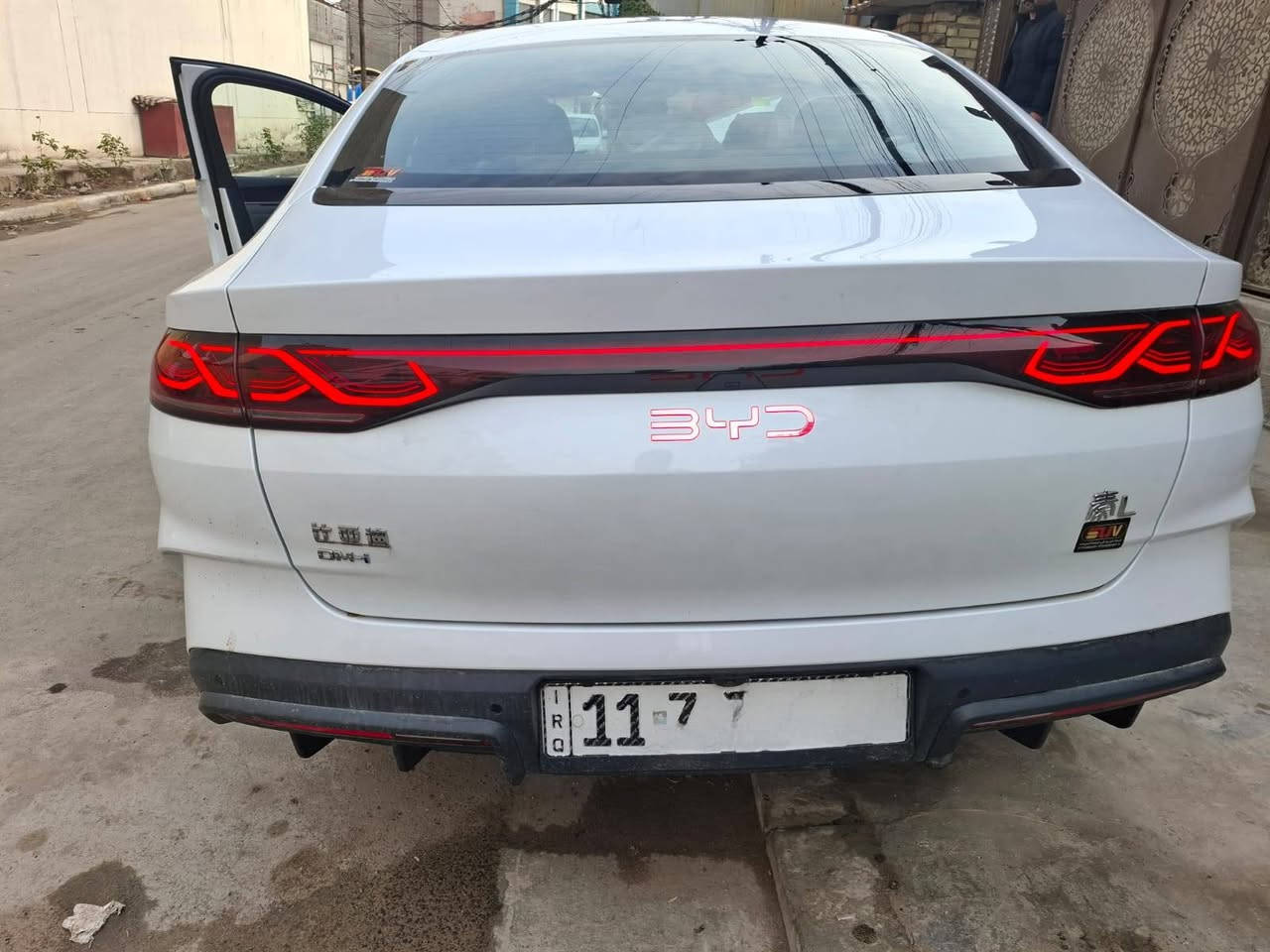 السلام عليكم
بي واي دي جين ال شبيهة الكراون
 مكينة الجيل الخامس موديل 2025
ماشية على كد الترقيم تقريبا 400 كيلو يعني زيرو
مواصفاتها 
لون ابيض 
5 كاميرات محيطية 360 درجة
كشن كهرباء
لون الداخل مميز اسود مطعم بزيتوني
شاشة دوارة
القمارة بانوراما
ويل 17
بطاريتها تمشي السيارة 120 كيلو
مجموع المشي وية البانزين 2200 كيلو
السيارة عالية عن الكاع و واسعة من الداخل
مرقمة بغداد 
غراضها كاملة شاحنة و ماطور منفاخ و فوم و مثلث
 و بيها بعد هواي مواصفات
السعر المطلوب 27 و نص مليون
للتواصل 
***********
يوجد واتساب
