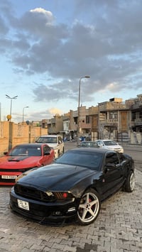 موستنك 6 سلندر  موديل 2013 للبيع فقط رقم بغداد حادثه جاملغ وبنيد قطعتي...