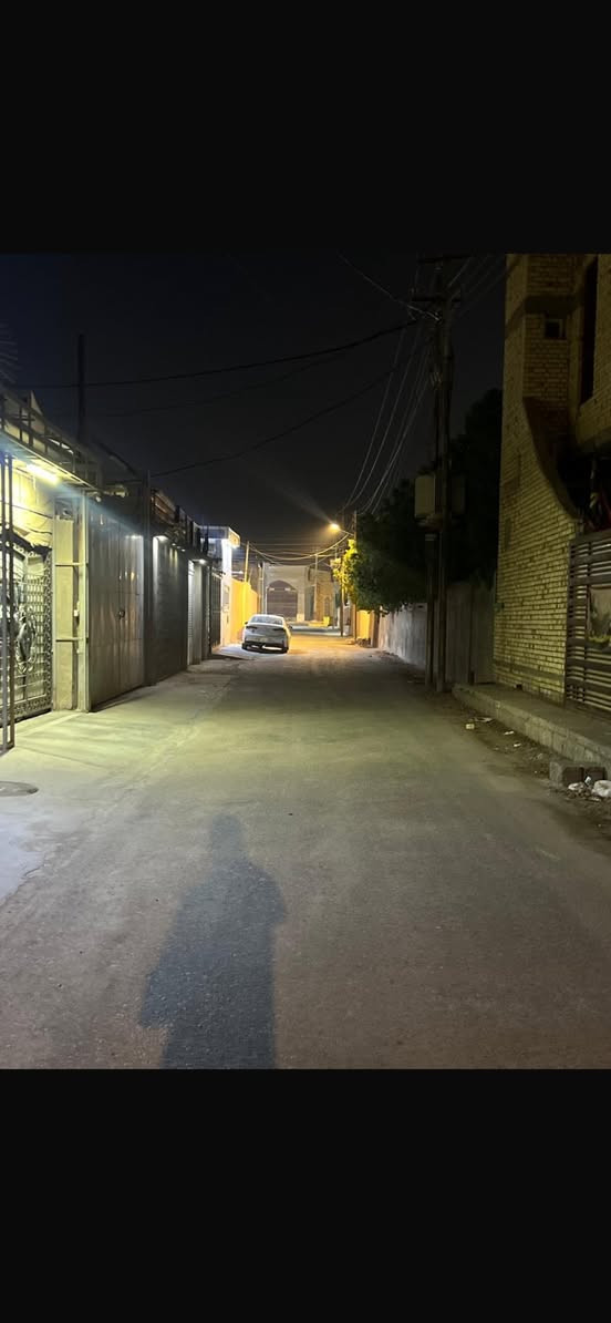 بيت مكان مميز جدا مركز المدينه مقابل حسينيه داوود العاشور يبعد 40 متر على الشارع السايدين طابو ملك صرف عراقي تحويل باسم المشتري في الطابو ( يعني اصولي )عراقي 
المساحه 384 متر 
مساحه البناء 460 متر طابقين طابوق كل طابق 230 متر 
صب رفت كونكريت ، صب جسر كونكريت متر في أربعين
البناء طابوق درجه اولى وصب جسور رباط وجسور ساقطه بإشراف مهندسين 
ديوانيه 7*4 عدد 1
صاله 8*6 عدد 2
غرفه 5.5*4 عدد 2
غرفه 6.25* 4 عدد 2
غرفه 7*4 عدد 1
غرفه 5.5*4 عدد 1
مطبخ بارد 5.5*3.5 
مطبخ حار 6*3 
موزع عدد 2
لوندري غسالات ومكوى 6*2،5
مخزن 6*2
حمامات عدد 5
تواليت عدد 4
مناور عدد 2
بلكونه خارجيه مطله على الحديقه الخلفيه 
السطح شتايكر درجه اولى 
كراج 14 متر * 4  سعه سيارتين 
حديقه اماميه وحديقه خلفيه 
أقفاص دواجن 3*2 عدد 2 في الحديقه الخلفيه 
بعد هواي شغلات مثل بيت 🐕 للحراسه ومكان مخصص للكيزر والعدد اليدويه 
البيت كله شغل درجه اولى
للاتصال / *********** وبي واتساب
