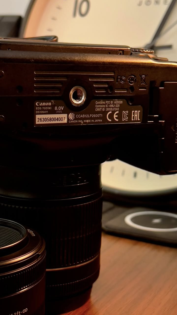 للبيع Canon 70D جديدة (شتر 10k)
:
 ✅• عدسة Canon 18–55mm 2.8f
 ✅• عدسة Canon 50mm f/1.8 STM
 • جنطة Canon و عدة تنظيف
ملحقاتها كامله واصلية
 • رام 64GB

كاميرا غنية عن التعريف 
 سنسر APS-C CMOS (22.5 × 15 مم))
فيديو Full HD 1080p
شاشة متحركة و لمس
Wi-Fi وبيها

السعر 640الف ✅
والسعر بي مجال للطيبين 
***********
راسلني وتدلل
