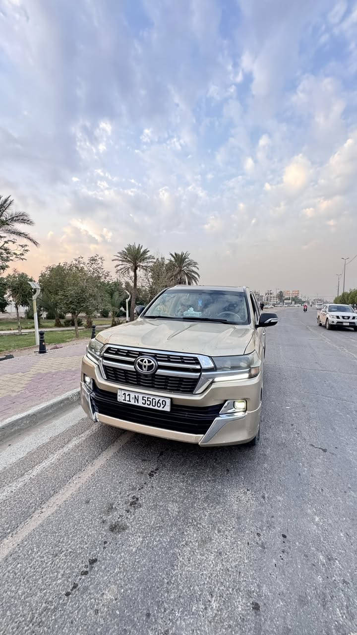 تيوتا لاندكروز 2009 (تحديث 2021 كامل)
••السعر 240 وبيها مجال 
   
 المواصفات 
• الموديل: 2009 محدثه (داخل وخارج) إلى 2021.
•فول مواصفات".
• مصبوغة "حزام" لغرض التحديث والجمالية 
• بغداد، والتحويل بإسمي 
• بصمة تشغيل وأبواب.
• فتحة سقف (سلايد).
• تحكم ستيرن .
• 7 راكب 

📍مكانها بغداد 

📞 للتواصل *********** واتساب
