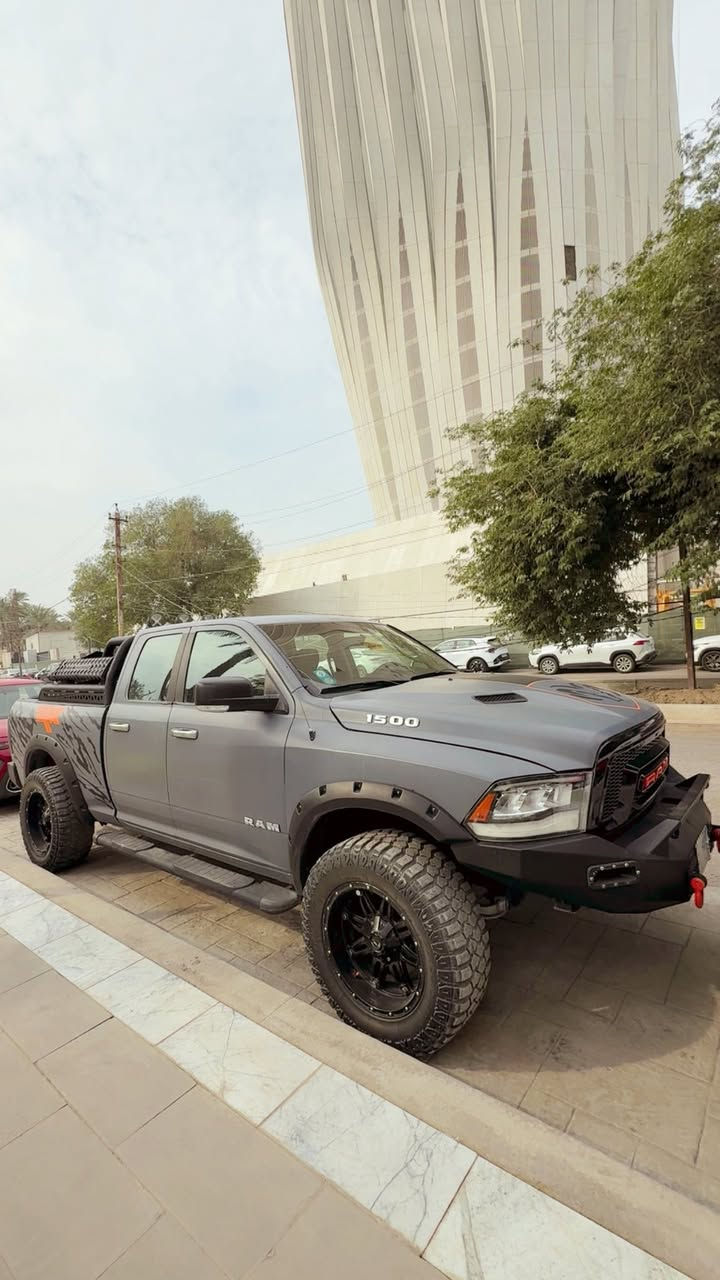 السلام وعليكم رام للبيع او مراوس ب جارجر  او جالنجر  موديل2012 تزويد امريكة مملعوب بيها بل عراق السيارة مال جناية  لون سمنتي السيارة كلش حلو وشرط لمن تمشي كلها تباع مرجوعة😂محرك 5300  فقط اكو خربطة بل محرك  
 للاستفسار ***********
