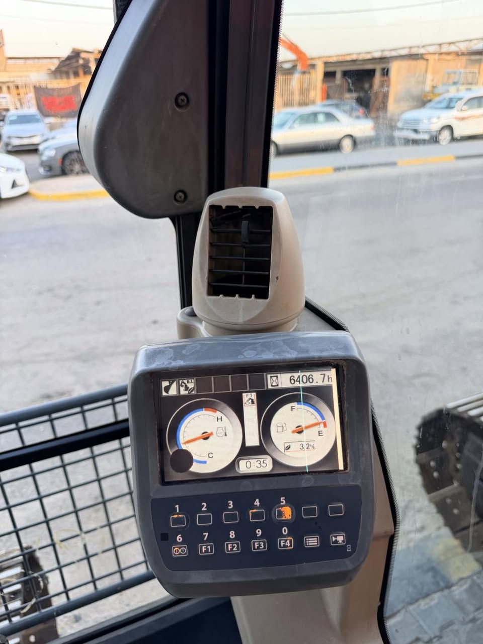 #للبيع حفار هيتاشي ZX250LCK-3
شاصي LC 9 رولات
دخول جديد وارد يابان عداد العمل 6400 ساعه
للأستفسار ***********
