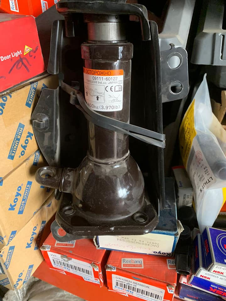 سلام عليكم لبيع غراض لاندكروزر من موديل 1998_2007 كلشي موجود حته هياكل وهذا رقمي *********** _*********** مكاني  بغداد معارض النهضة
