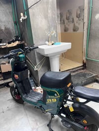 دراجه شحن • خمس بطاريات • القبله قرب البريد