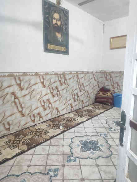 سلام عليكم بيت 50متر طابو صرف بسمي 
 الواجهيه 7ونص ونزل 7ونص 
يتكون من ستقبال 5متر +صاله ومطبخ وصحيات 
الطابق الثاني غرفه 6متر +صاله وحمام) البيت  طابوك.+صب كونكريت العنوان امن داخلي عل شارع  اول فرع  قرب مدرسه سلامه السعر 63وبي مجال ***********
***********
