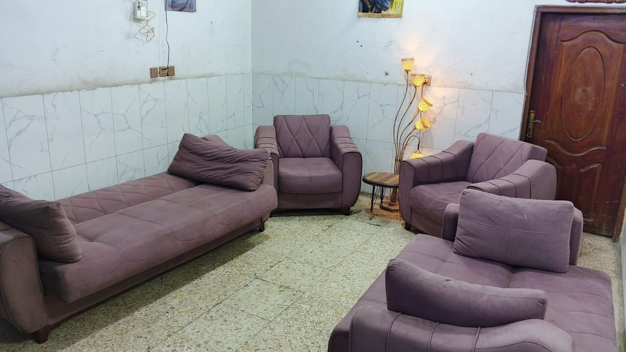 تخم تركي سرير ومخزن 7 مقاعد نظيف
سعره 220 وبي مجال لبياع 
يوجد توصيل بكروه ب واتساب
***********
