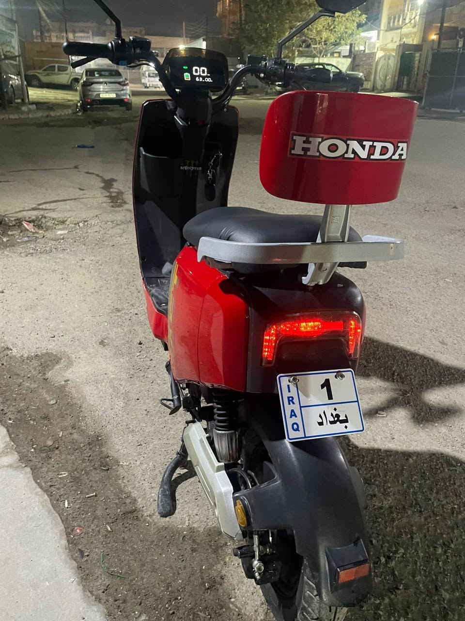 السلام عليكم
 دراجه شحن للبيع 
5بطاريات كبار بحاله جيده 
4سرع
تايرات جدد
لايت زنون 
مكاني الامين الثانيه 
***********
