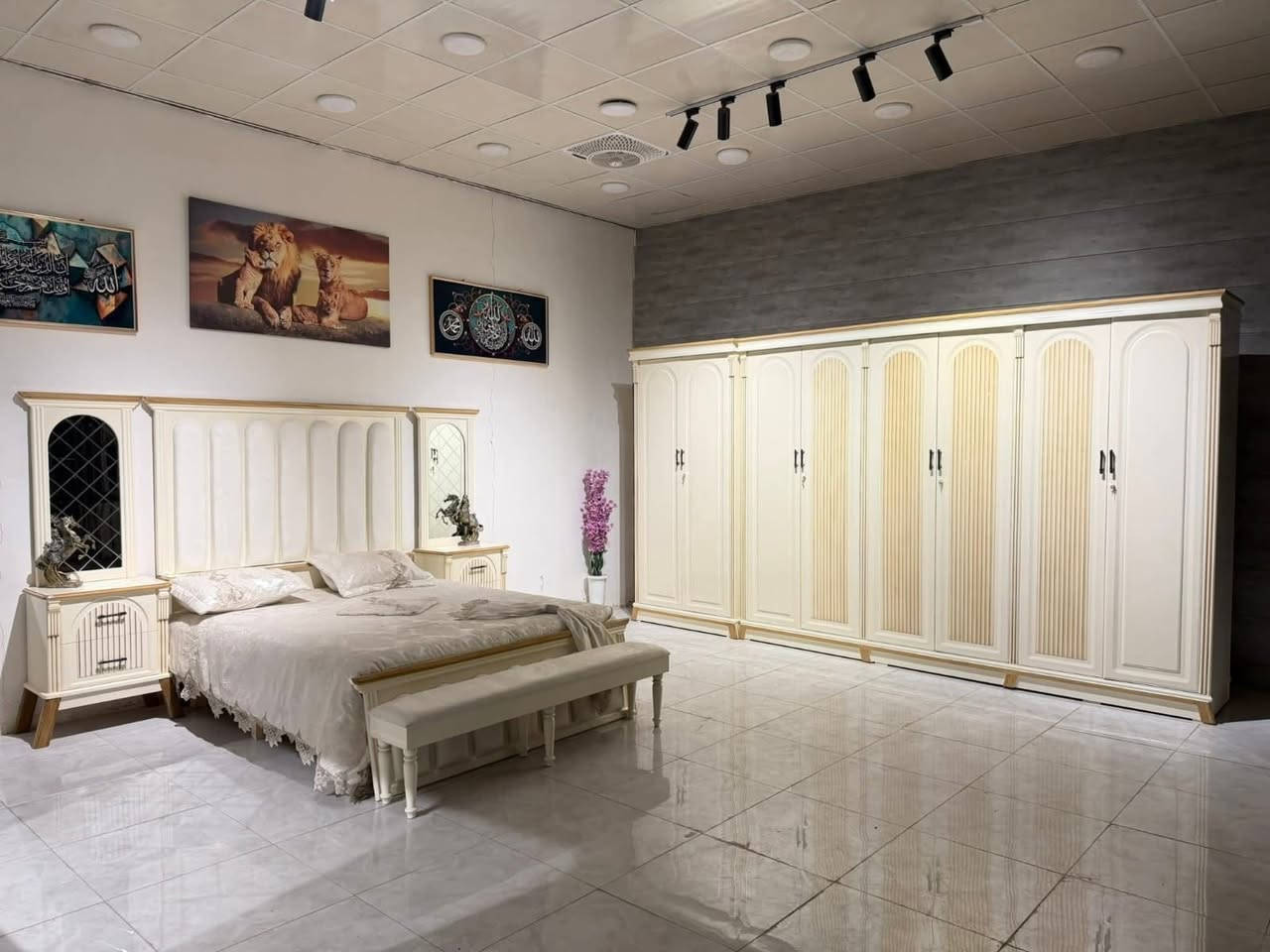 ✨ ليش تختار هذي الغرفة؟
​لأنها "شغل ثقيل" يتحمل الاستخدام.
​تصميمها ما ينتهي موضته (Timeless Design).
​السعر مناسب جداً مقارنة بالجودة والمظهر.
​💬 اترك لنا تعليق بكلمة "تفاصيل" وراح نرسل لك السعر والقياسات فوراً!


**إذا كنت صاحب هذا الإعلان وتريد حذفه لأي سبب، رجاءا أرسل رسالة إلى الدعم الفني**