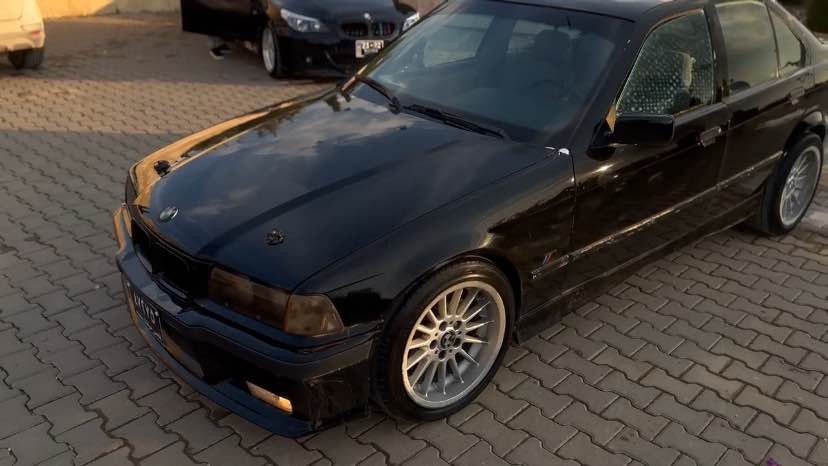 بە ناوی خوا BMW E36 ئاڕمی پلاستیکی سلێمانی مەکینەی ٢٥ گێڕ عادی گێڕو مەکینەو ئەکسل بەشەرت دومانگە خراوەتە سەری بێ دەعموو لێدراوی هەموو گینای بەشەرت پشت و پێش کەپس کارەبای مەزبووت سڵاید دووجام کارابا ئاڕموو ئەوالیات بە شەرت  تاقم وایری بووش ماشاڵا زۆر بەقووەتە ماڵی دۆستە. 
نرخ ٥٠$
***********
جوابی نامە نادەمە تکایە تێل بۆ ساحێبی بکە. Singapore
