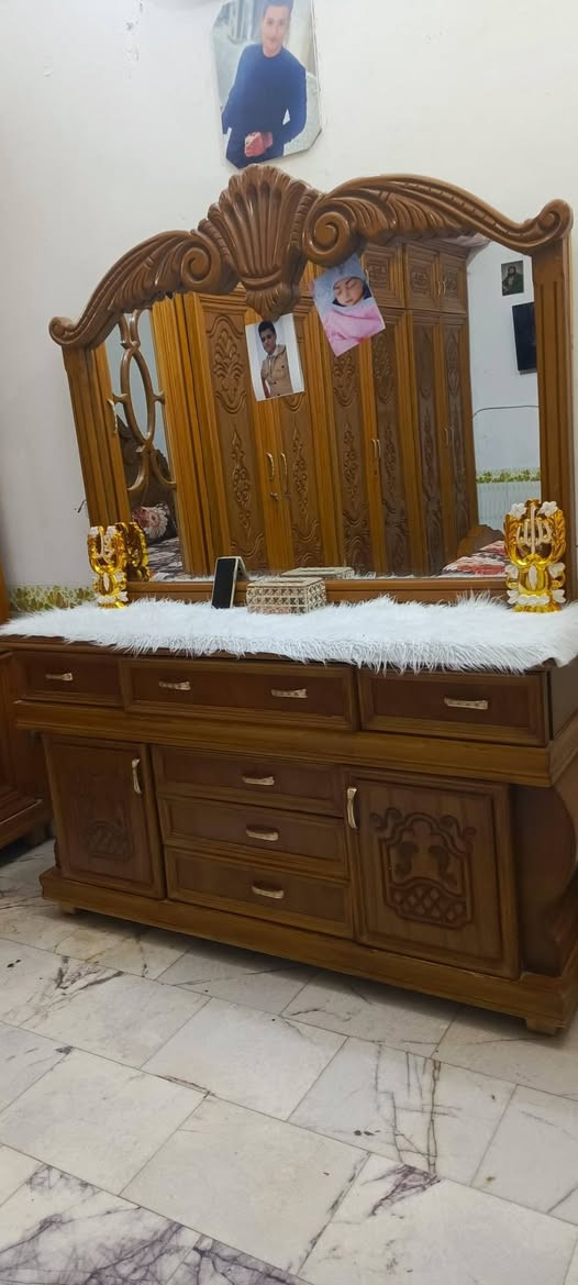 سلام عليكم غرفه ام 6نضيفه كلش تزكام ثقيل شوفت عينك استخدام قليل  ورجا لحيد يكسر بسعره التعجبه هلبيه ولي متعجبه يعبر المنشور  مكاني شطره حي المعلمين سعره 2 مليون قفل  ‏‪***********‬‏
