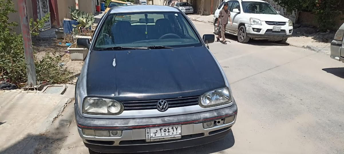 سلام عليكم كولف 93مكفوله صبغ و ضربه محرك كير  تبريد مكفول السعر 50 و بيها مجال ‭0770 971 0292‬
