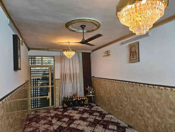 سلام عليكم عندي بيت البيع مساحت 200 متر عدد غرف نوم 3 مطبخ صاله كراج صحيات خارج استقبال محلات عدد 2 عنوان بغداد حي البتول قرب الملعب ولستفسار عل رقم ***********
