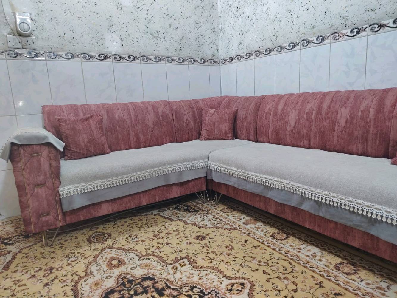 تخم للبيع نضيف 
مكون من 4 مقاعد +مقعد مختلف اجمالي 5مقاعد
بغداد /القاهرة 
350
شنو اسم/نوع الموديل بالضبط؟ وإذا أكو عدد القطع أو المقاسات التفصيلية للكنبة ممكن تذكرها؟: 
تخم 
المكان وين بالضبط حتى المشتري يعرف منين يستلم؟: 
القاهرة 
السعر شكد؟ وهل قابل للتفاوض لو لا؟: 
350 
الاستلام والتوصيل شلون عندك؟ أكو إمكانية توصيل داخل نفس المنطقة أو بغداد؟: 
لا يتوفر توصيل 