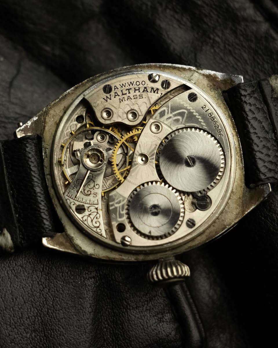 وولثام فنتج انتاج 1920 USA آرت ديكو
قطعه وحيده بالعراق حصرا 💫💫💫
قطر الساعه 34mm
وقت مضبوط 
زمبلك مميز 
نظام الساعه ميلين 
ماكنه الساعه من تصنيع شركه وولثام نفسها 
نظام الماكينه نصب تكويك 
ملاحظه هامه 
شركه وولثام امريكيه الاصل
توقفت عن الإنتاج في منتصف خمسينات القرن العشرين
مهتم بالسعر راسلني خاص او أتصل 
***********
واتس آب
