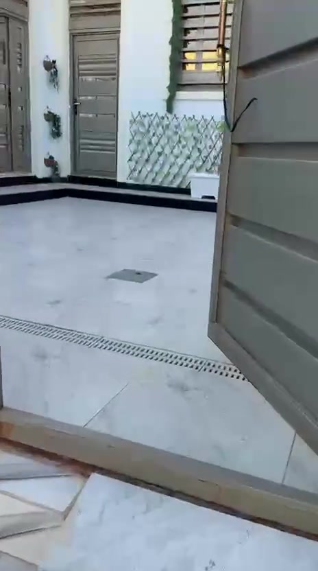 السلام عليكم متابعينه الكرام 
يوجد بيت لبيع / الأثاث وياه البيت 
المساحه ٢٠٠ م
الجنس العقاري طابو زراعي 
يتكون البيت من غرفتين ودوانيه ومطبخ وصحيات وصاله وطارمه 
الموقع البصره ابو الخصيب حي العسكري 
السعر ١٢٥ مليون وقابل للتفاوض 
لتواصل والاستفسار الاتصال 
*********** 
مكتب عقارات 
سيد رضا المكصوصي
