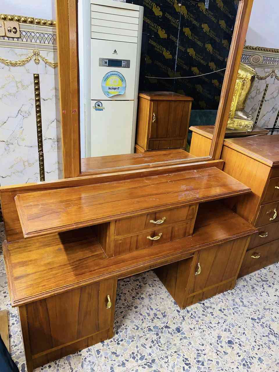 السلام عليكم 
جرابي ام النفر عدد 2 خشب ثكيل تكمه مو سوكي
وميز تواليت وكومديات وميز احذيه 
السعر 350 وبيهن مجال العنوان شارع فلسطين 
***********
