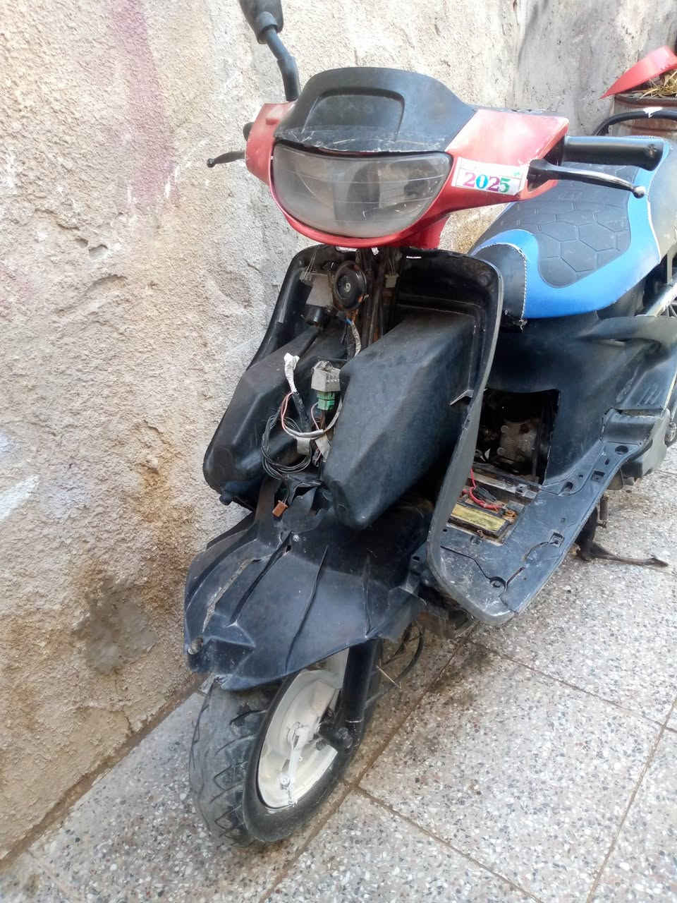 السلام عليكم دراجه للبيع فراشه فحل شغاله تجفيت مصارلي اقل الشهر من مجفتها مرات شويه تأخر بلتشغيل سعرها 200 قفل  ابيع هل موجود لان ماريد انحرج ويه  الناس ومحتاز فلوس  العنوان نجف حي العسكري مدارس ***********
