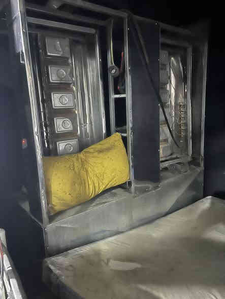 السلام عليكم 
عندي غراض مطعم استخدام كلش قليل واسعار مناسبه شتريد موجود شوايه كص دبل شوايه دجاج ٦ اشياش براد بيتزا طابقين

فرن بيرزا كدر كنتاكي شاشه خضراء ميوزه سل ستيل مجمدات عجانه مثرامه لحم حمايه كنتاكي وريزو كريل بركر حمايه تمن ومرق مع بلانكات  قلايه فنكر بوجات ودكتات جدد طول البوجات اربع امتار كل مترين وحد ودكت طوله ١٥ متر جديد وكامل مع الساحبات *********** مكاني بغداد الامين بيع مستعجل
