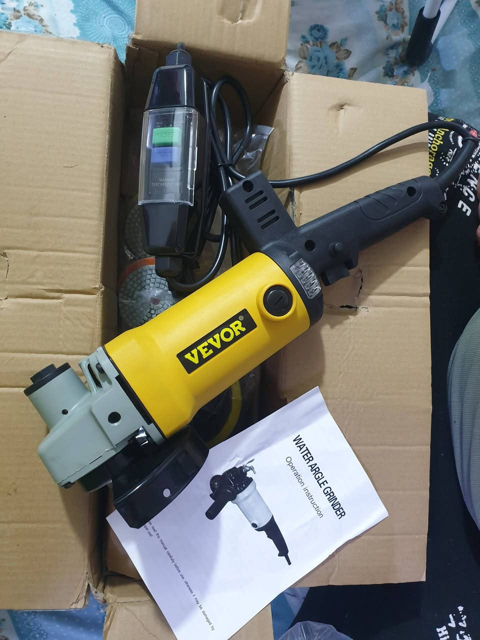 السلام عليكم
قطعة من أمازون ما اعرف سعرها خلونا سعر

هذه الأداة هي جلاخة زاوية (Angle Grinder) من علامة VEVOR التجارية. 
المحرك: تعمل بمحرك قوي بقدرة 11 أمبير، وتصل سرعته إلى 12,000 دورة في الدقيقة. 
الاستخدام: مصممة لقطع وتجليخ مجموعة متنوعة من المواد، بما في ذلك المعادن، الحجر، والخشب. 
المميزات: تأتي مع واقي قابل للدوران بزاوية 360 درجة لزيادة الأمان، ومفتاح تجديف (Paddle Switch) للتحكم السهل. 
الملحقات: تتضمن المجموعة أقراص قطع/تجليخ مقاس 4-1/2 بوصة ومفتاح ربط لتغيير الأقراص. 
التواصل خاص او الاتصال على الرقم 
***********
