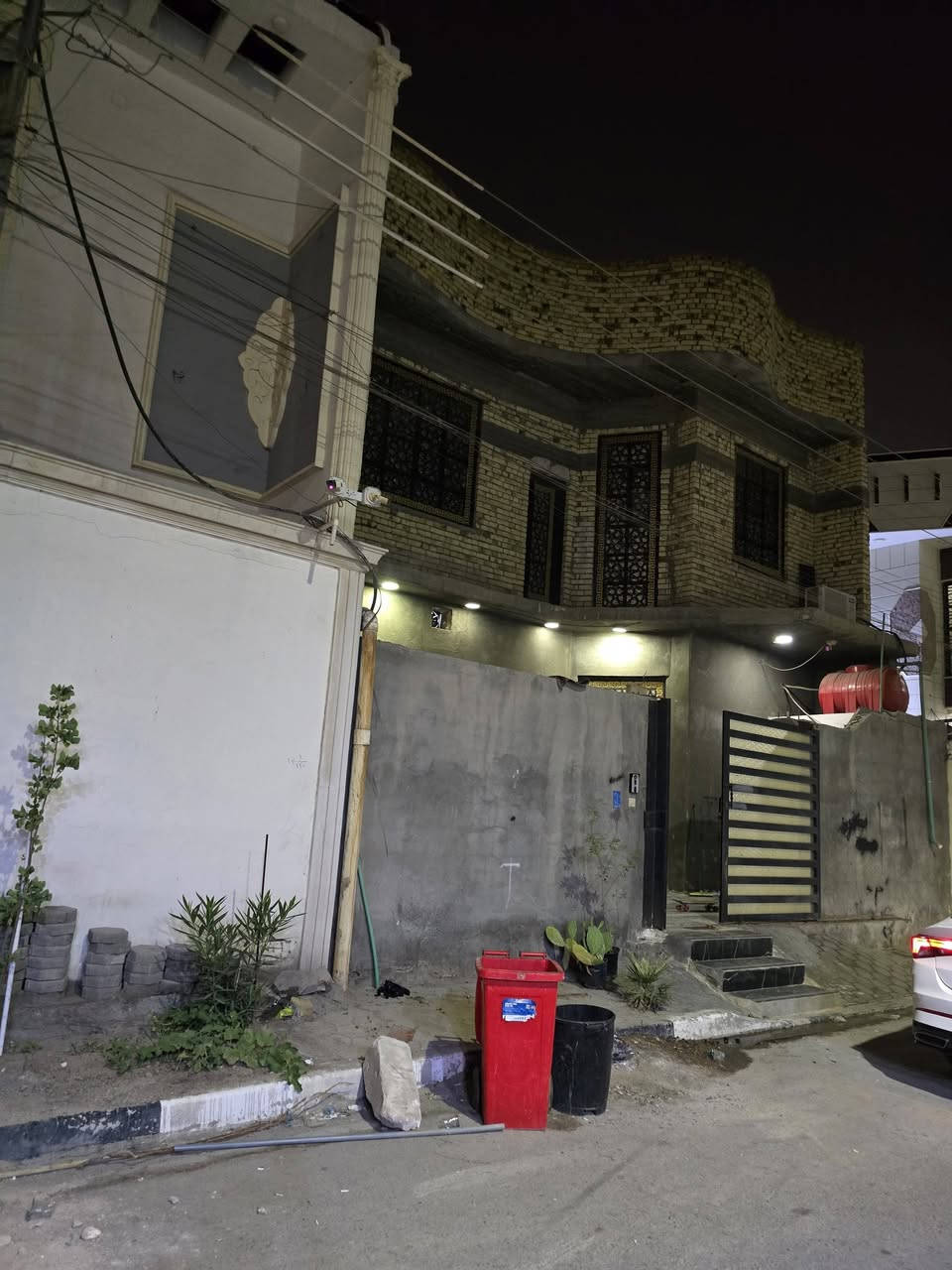 ياللة بيت بحي الزهور قرب جامعة الكنوز المساحة ٢٥٠
البناء درجة اولى طابقين ونص مطبخ حار ومطبخ بارد واستقبال جوا 
الطابق الثاني 3 غرف نوم وصحيات 
والطابق الثالث شقة كاملة ***********
