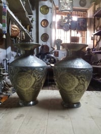 زوج مزهريات قديم شغل اصفهان نقش ناعم شغل أبرة نظافه تامه للاستفسار خاص...