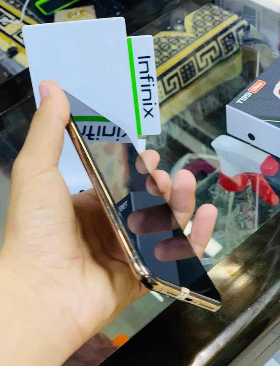 اكس ماكس
ذاكرة 256 بطارية 80 

جهاز جديد شخط مآبي 

فقط فيس أيدي متوقف 

جهاز كله شغال مامبدل بي شي 

السعر خاص 

مكاني تكريت 

***********
