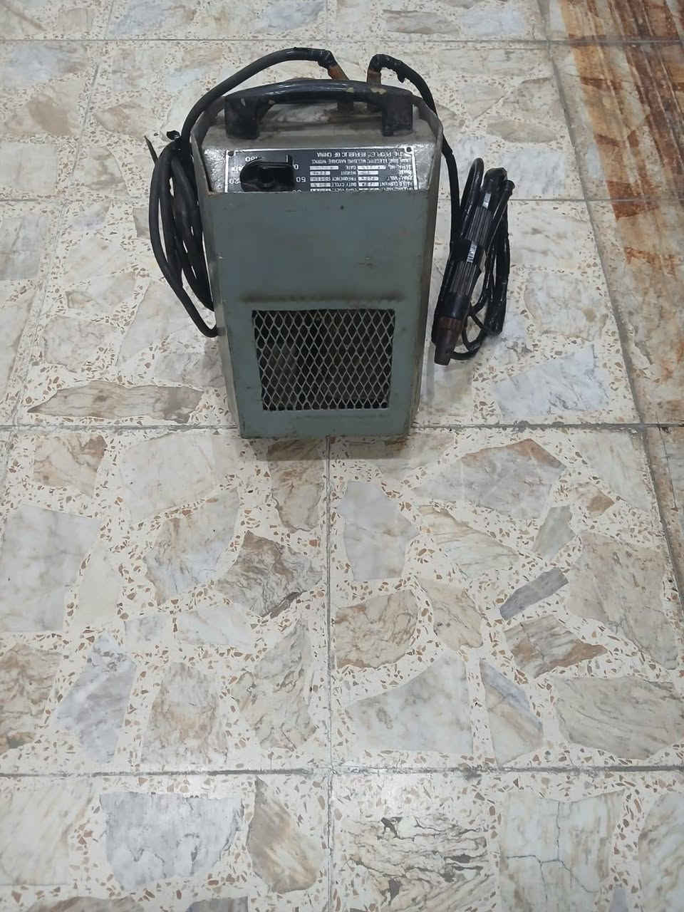 سلام عليكم  مكينه لحيم اصليه بلاديه او كوسره ثابته اصليه او سندان اصلي العنوان بغداد رقم الهاتف ***********
