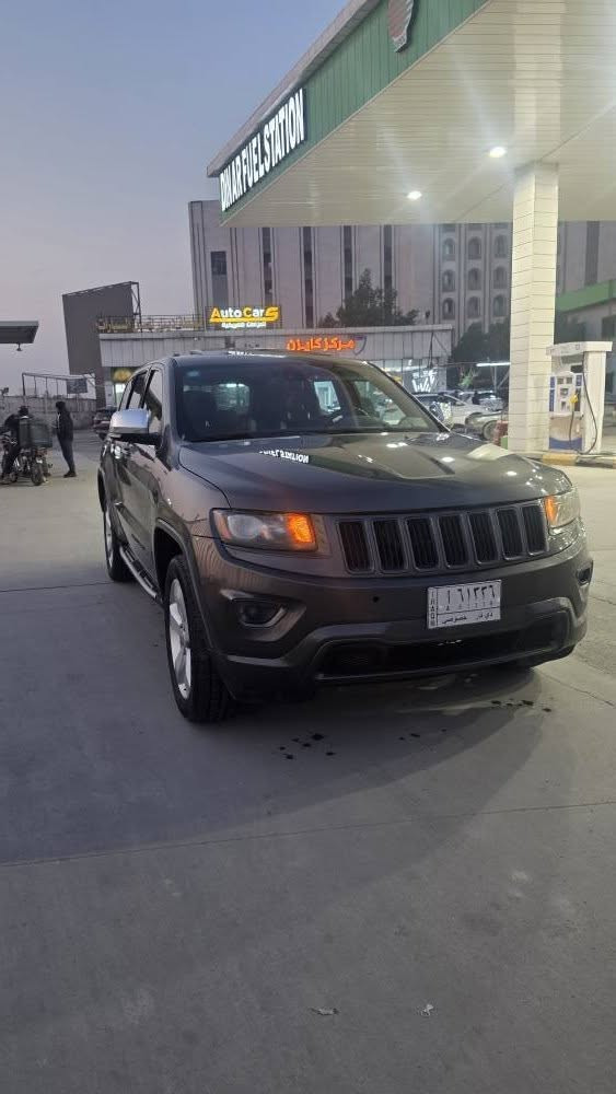 السلام عليكم للبيع او المراوس حسب القناعه 
جيب كراند شيروكي بلاك توب موديل 2015 
مواصفات البلاك توب والسياره بيها فتحه شاشه - كبيره -  كشنات كنتاره - جنطه كهرباء 
السياره بيها صبغ ٥ قطع ٣ مال الحادث جاملغات وبنيد مثل ماموضح بصوره الحادث وقطعتين باب وجاملغ خلفي جهه السايق اثر دراجع انصبغن شويه بس معجون بالباب 
السياره باسمي تحويل ثاني يوم 
ال ١٥ يشتغل على البانزين العادي للي ميعرف نو مثل ال ١٦ وفوك لان محرك امريكي رخيص مو ايطالي غالي ويريد بانزين محسن 
نقصها ربل مكينه ( دجات مكينه) 
السعر ١٧٥ وبي مجال 
مكاني البصره الاربع شوارع 
*********** البصرة, العراق
