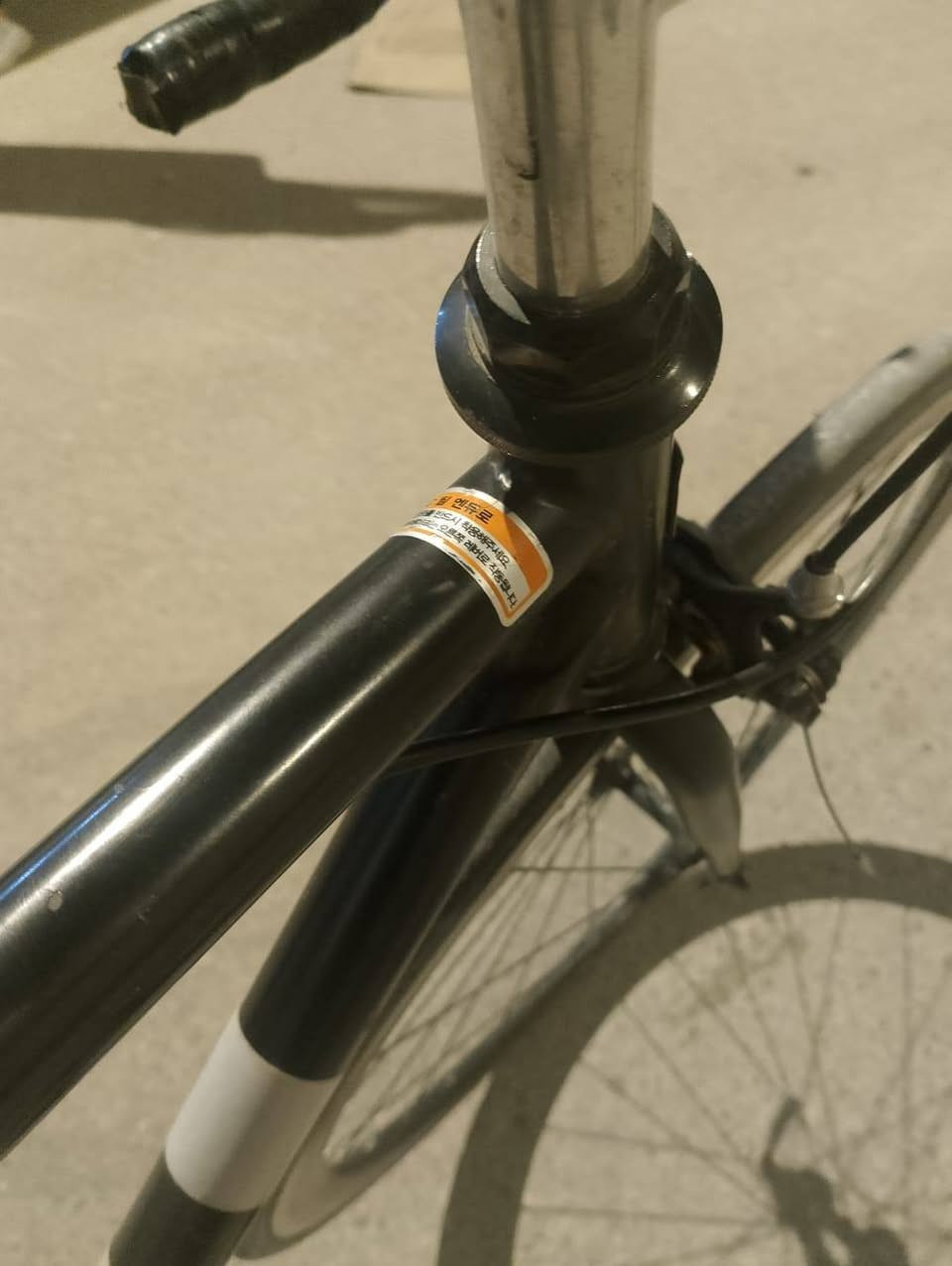 للبيع: بايسكل كوريا Samchuly (نظام Fixie/Single Speed)
بايسكل  من شركة Samchuly الكورية المعروفة بمتانتها  و تصميم انسيابي وخفيف جداً، ممتازه للطلعات السريعة والرياضة.
النوع: Road Bike / Fixie.
الهيكل : حديد خفيف/فولاذ بتصميم كلاسيكي 
الدراجة نظيفة وجاهزة للاستخدام..
البريكات شغالة
السعر : رايده بـ110  مكاني زبير بصره رقم توصل ***********
