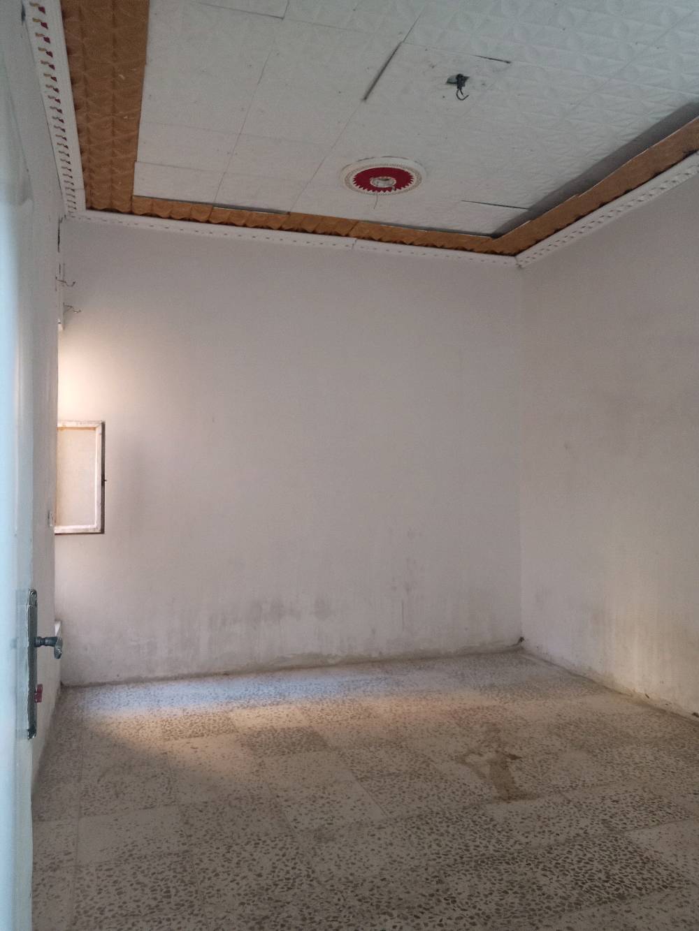 بيت للايجار يحتوي على غرفة النوم وصاله ومطبخ وحمام داخلي وحمام خارجي ماسس ماء وكهرباء
العنوان الديوانية - شارع سالم
*********** 