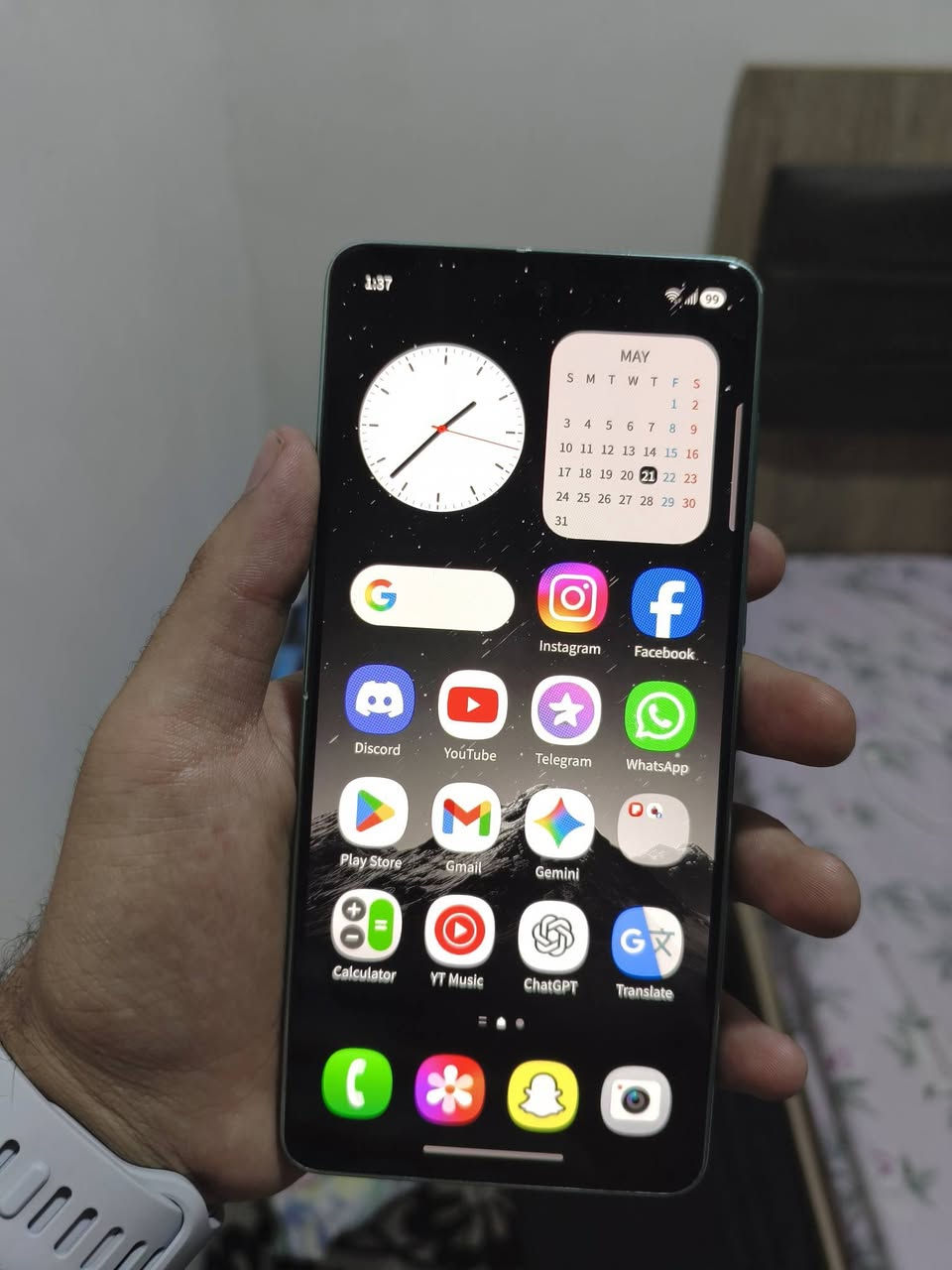 السلام عليكم
للبيع: هاتف Samsung Galaxy A73 5G

المواصفات الأساسية:

المعالج: Snapdragon 778G 5G (أداء قوي وممتاز للاستخدام الثقيل والألعاب ثابت مثل ببجي ينطي 60 فريم معالج سناب دراغون معروف بقوته وتحمله)

الشاشة: Super AMOLED Plus بحجم 6.7 بوصة، بتردد 120 فريم  (ألوان خرافية وسلاسة عالية جداً شاشات سامسونج أيضا معروفة بقوتها و دقتها والوانها الحلوة)

الذاكرة العشوائية (الرام): [ 8 جيجابايت ]

مساحة التخزين: [ 128 جيجابايت ]
الكاميرا الخلفية: رباعية، الأساسية 108 ميجابكسل مع مثبت بصري OIS (لتصوير احترافي ودقيق). أما تصويرها جيدة من ناحية فئتها السعرية يعني مو تقارنها بأجهزة الاسعارها مليون و فوك الفلاكشيب لا وانما بسعرها هذي جيدة جدا

الكاميرا الأمامية: 32 ميجابكسل.
البطارية: 5000 مللي أمبير، تدعم الشحن السريع 25 واط (بطارية ممتازة تمشيك يوم كامل براحة اذا استخدام طبيعي وسوشال ميديا).

مميزات إضافية بالجهاز:

يدعم شريحتين سيمكارت + كارت ذاكرة خارجي حتى 1 تيرابايت يعني 1024 جيجابايت

مقاوم للماء والغبار (بمعيار IP67)

سماعات بصوت ستيريو (Stereo Speakers) محيطي وعالي

بصمة سريعة مدمجة تحت الشاشة
يدعم شبكات الجيل الخامس (5G)

تفاصيل البيع:

حالة الجهاز: [ نظيف جداً ومحافظ عليه وما بي اي عيب]

الملحقات: [كاملة هي والكارتونة ووصل الشراء]

السعر: [250,000 الف فقط وبي مجال حك جيتكم مو مشكلة تاخذها من باب بيتي مرتاح وراسك بارد وتفحصه كامل]
المكان: [عنواني كركوك]
للتواصل: [رقمي الواتس *********** أو ماسنجر راسلوني براحتكم]
