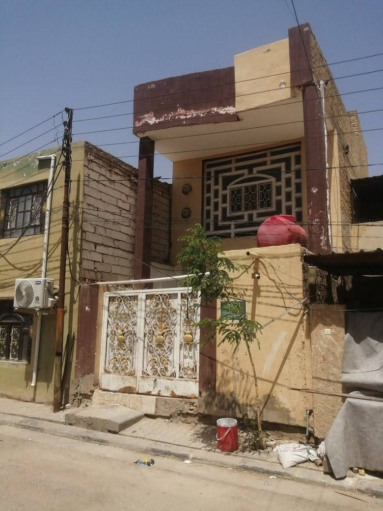 دار للبيع طابقين 100متر حي المكرمة منطقة العشرة الالاف قرب مدرسه البيعه يتكون الدار من طابقين الطابق الاول مطبخ وصاله مفتوحه دبل فاليوم واستقبال وصحيات والطابق الثاني غرفتين بناء نظيف جدا السعر ١٣٠ مليون للاستفسار ***********1
