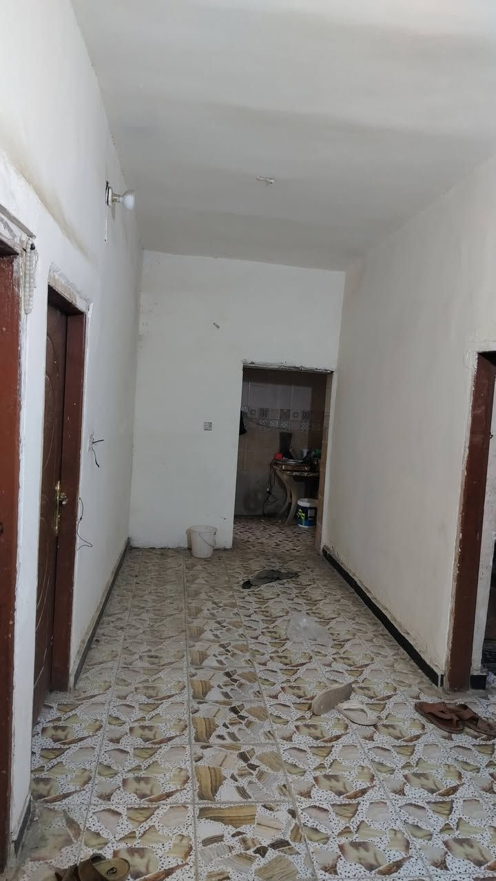 بيت للبيع مساحه 165 متر)
استقبال و هول غرفتين  طابق ارضى وغرفه طابق ثاني ومطبخ العنوان  العريفي مقابل جامع المهيمن قرب أسواق المصطفى الاتصال على الرقم (***********
