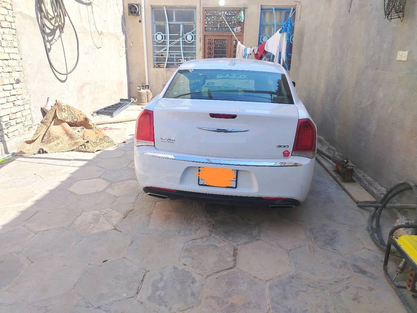 السيارة المعروضة هي سيارة اوباما فخمة بيضاء اللون بحالة جيدة جداً. تتميز السيارة بمقصورة داخلية مغطاة بالجلد الأسود ومجهزة بشاشة معلومات وترفيه، كما توجد ميزات تحكم متعددة تشمل تكييف هواء ومشغل راديو. الإضافات الداخلية تشمل دنغم ومساند رأس مغطاة بالبلاستيك للحماية. السيارة متوفرة للبيع الآن لمن يرغب في امتلاك سيارة مريحة وفاخرة لأغراض التنقل اليومية أو الرحلات الطويلة.