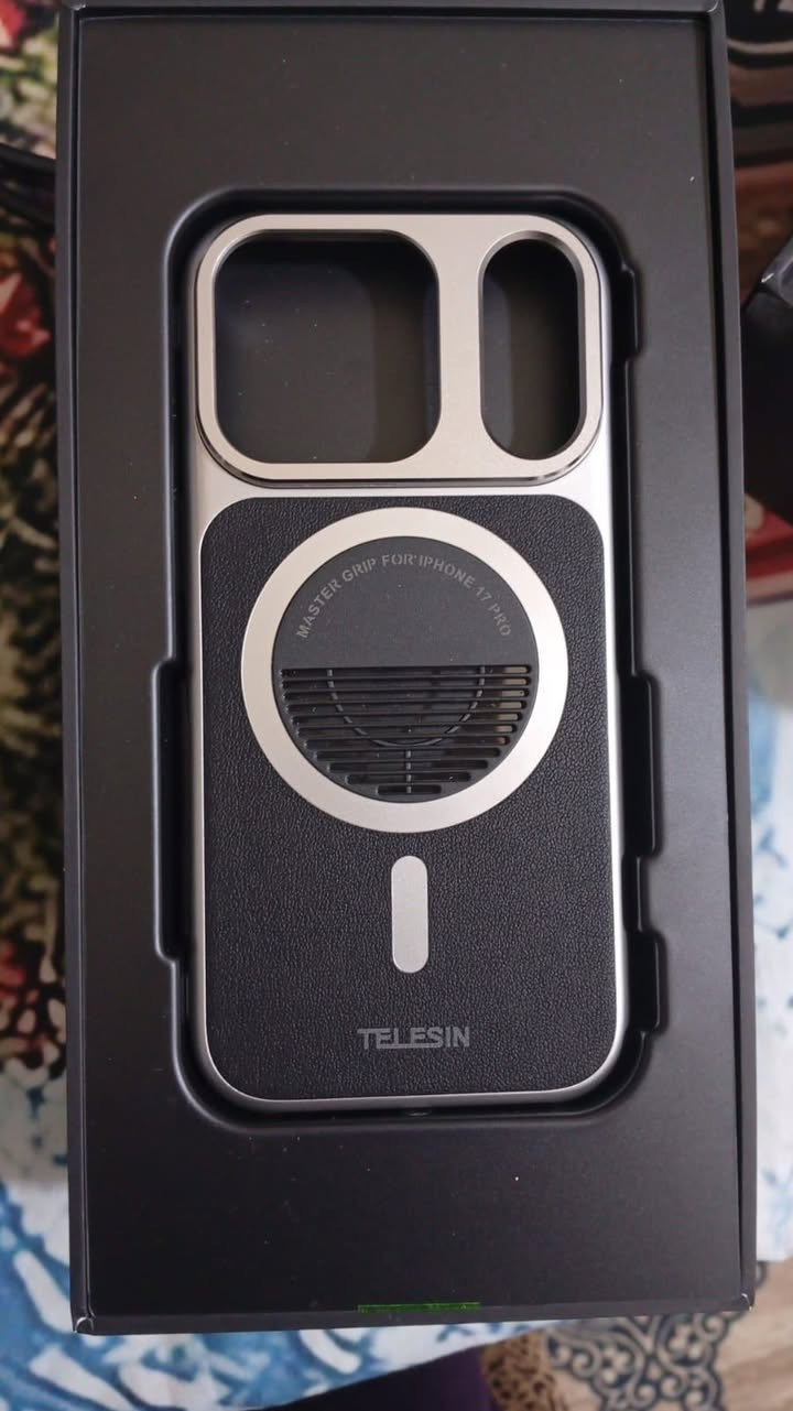 سلام عليكم
TELESIN Master Grip – احتراف بيدك!

حوّل موبايلك إلى كاميرا احترافية بسهولة 💪
مثالي للبث المباشر، التصوير، والفلوكات 🎥

✨ المميزات:
✔️ مسكة مريحة وثبات عالي
✔️ بطارية مدمجة 3200mAh 🔋
✔️ شحن لاسلكي (MagSafe)
✔️ تبريد للجهاز أثناء التصوير ❄️
✔️ زر تصوير Bluetooth + تحكم بالزوم 🎮
✔️ يدعم تركيب إضاءة ومايك

📱 متوافق مع iPhone 17 Pro / Pro Max

💰 السعر: (125 الف مع التوصيل)
📍 الموقع: (بغداد)

📩 للحجز أو الاستفسار راسلني خاص***********
