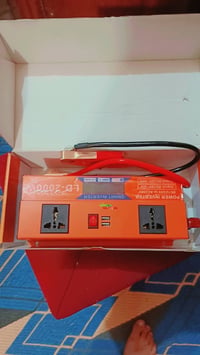 عاكسة للبيع 🙂ترهم على بطارية سيارة 12فولت و 24 فولت 9 أمبير السعر 6000...